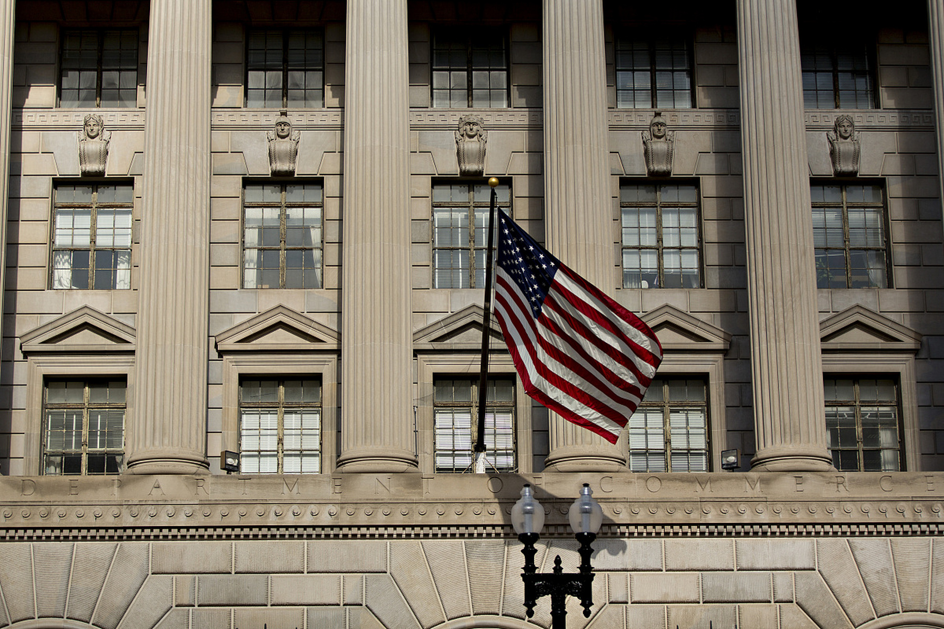 美联储会议纪要：官员们倾向于放慢降息步伐 通胀上行风险增加
