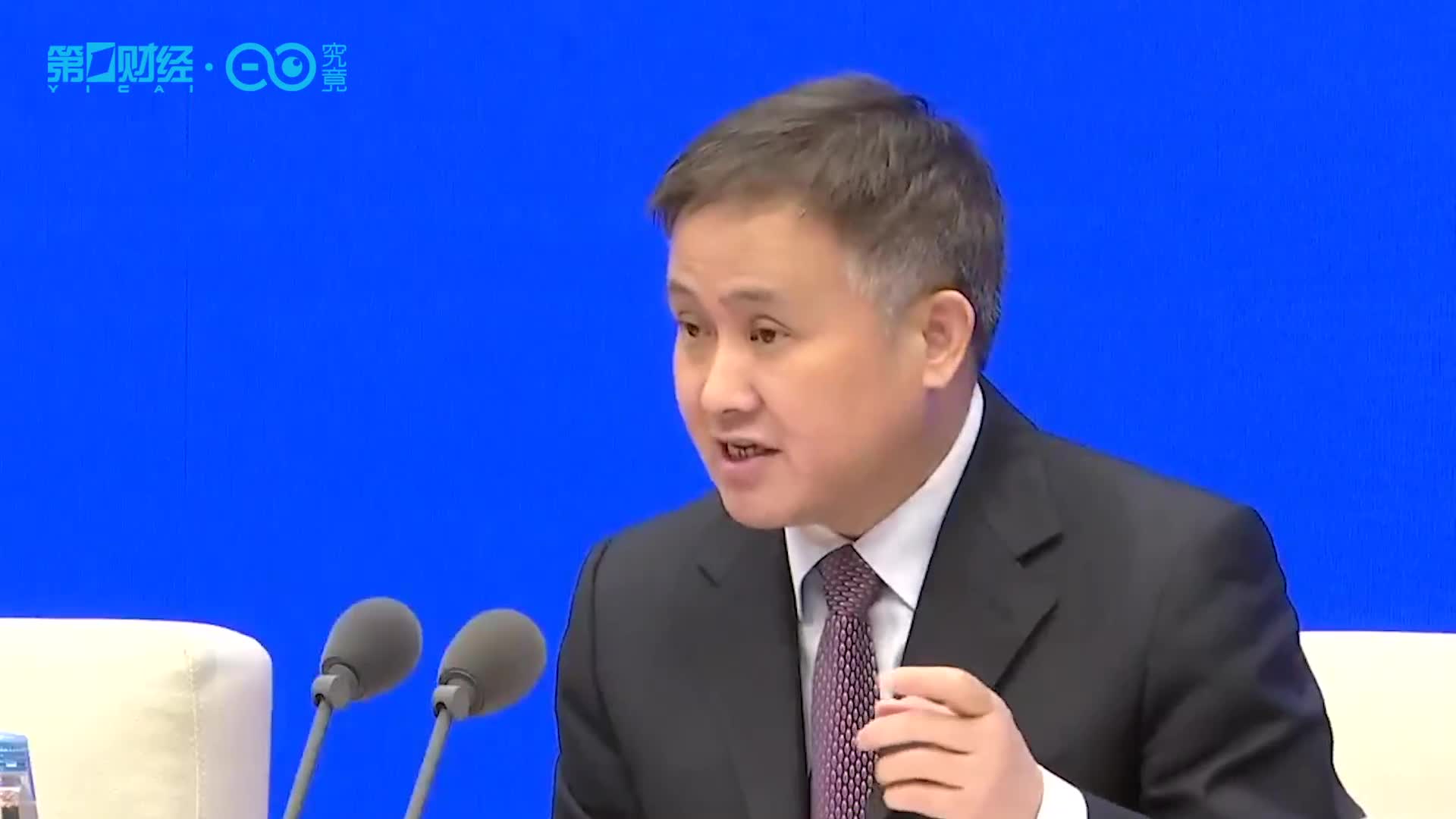 稳汇率态度坚决!央行、外汇局调整这一参数 缓解汇市美元供求 潘功胜:坚决防范汇率超调风险