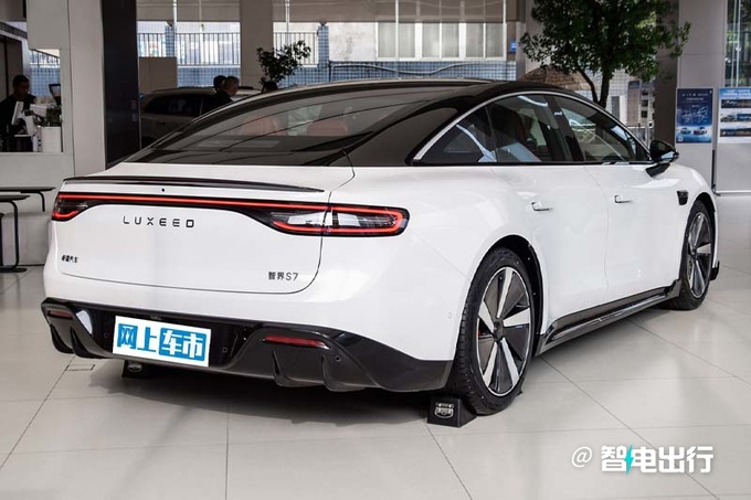 智界R7后备箱装满土鸡蛋超能装!余承东年初三智驾1343公里返工