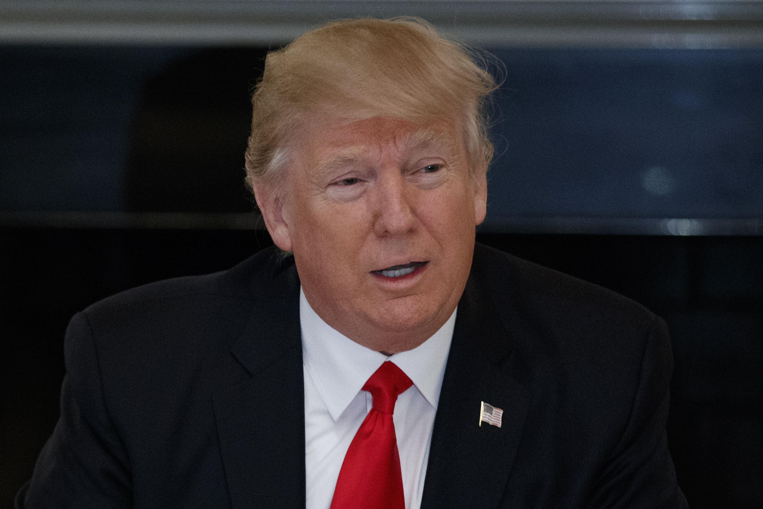 特朗普签署行政令 对所有输美钢铝征收25%关税 将考虑对汽车、芯片和药品征收关税