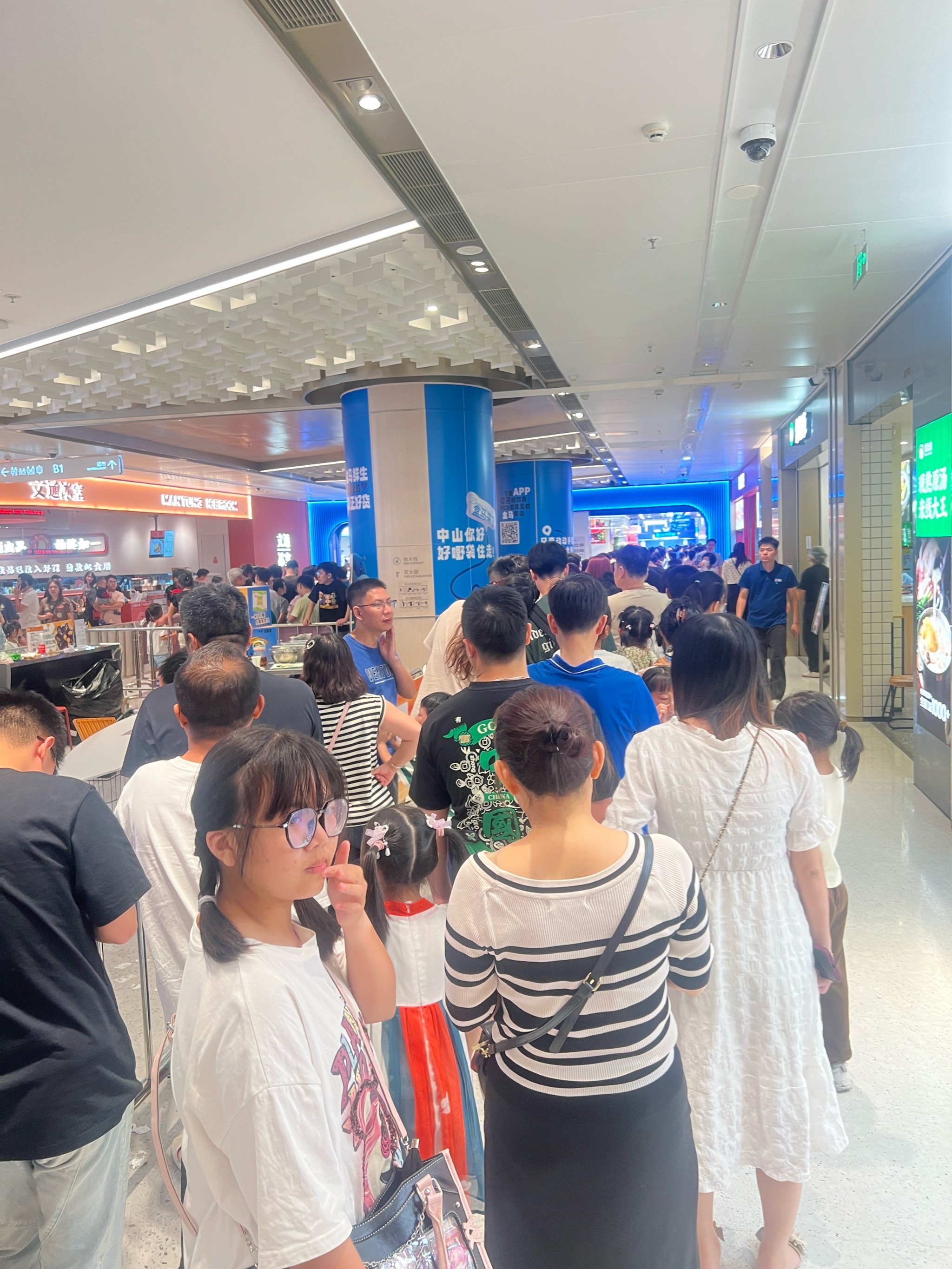 太疯狂！连店门都挤不进去 商场挤成了菜市场！有人排队6小时
