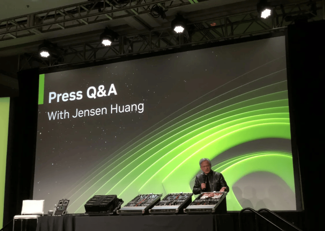 英伟达业绩、指引均超市场预期 黄仁勋感叹Blackwell芯片需求惊人