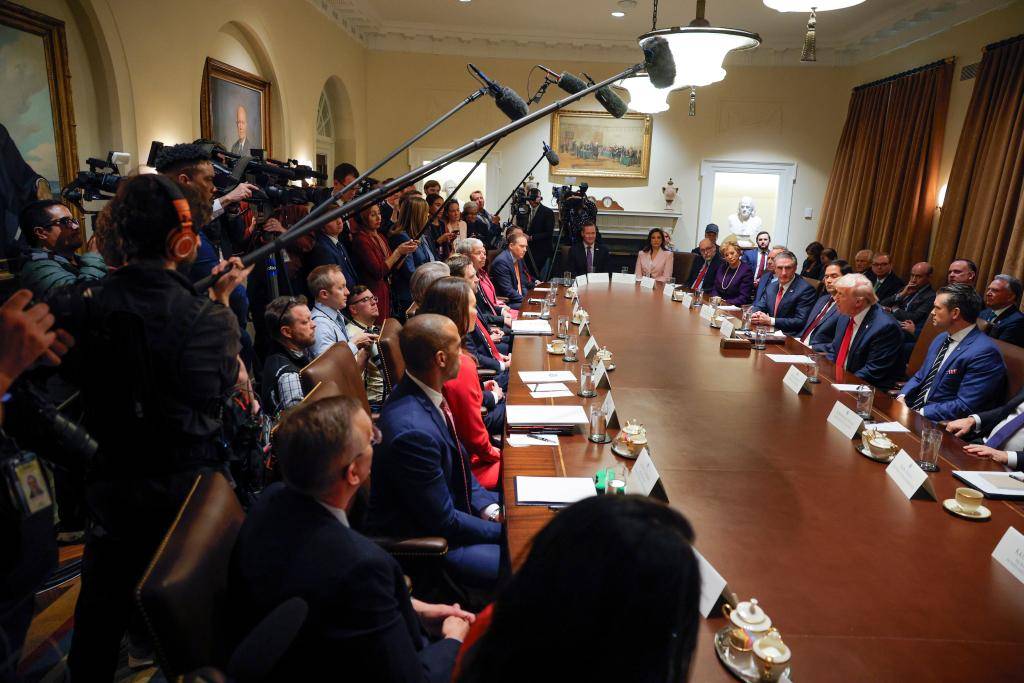 又和特朗普唱反调！鲍威尔：不急于降息！