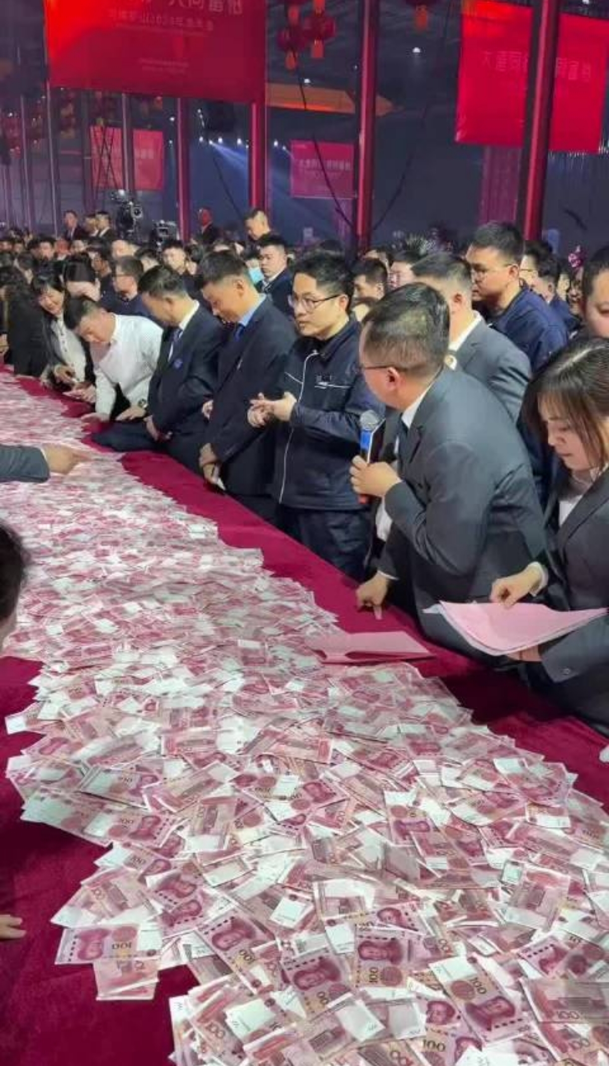 拿现金买黄金、宝石超10万元要上报！央行新规8月来袭