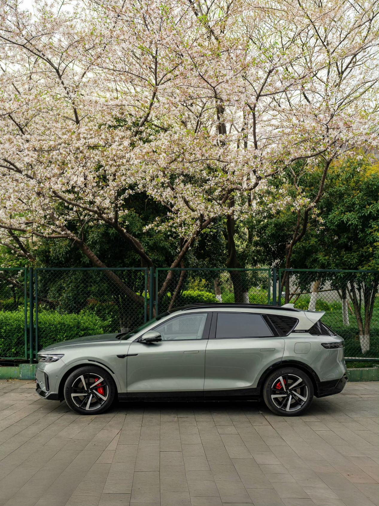 岚图FREE+上市 全系标配华为智能科技