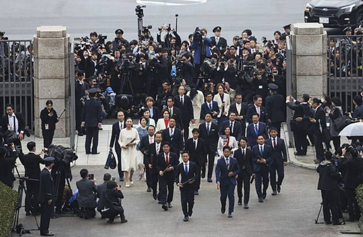 日本政坛“黑天鹅”突袭!执政联盟丧失参议院过半数议席