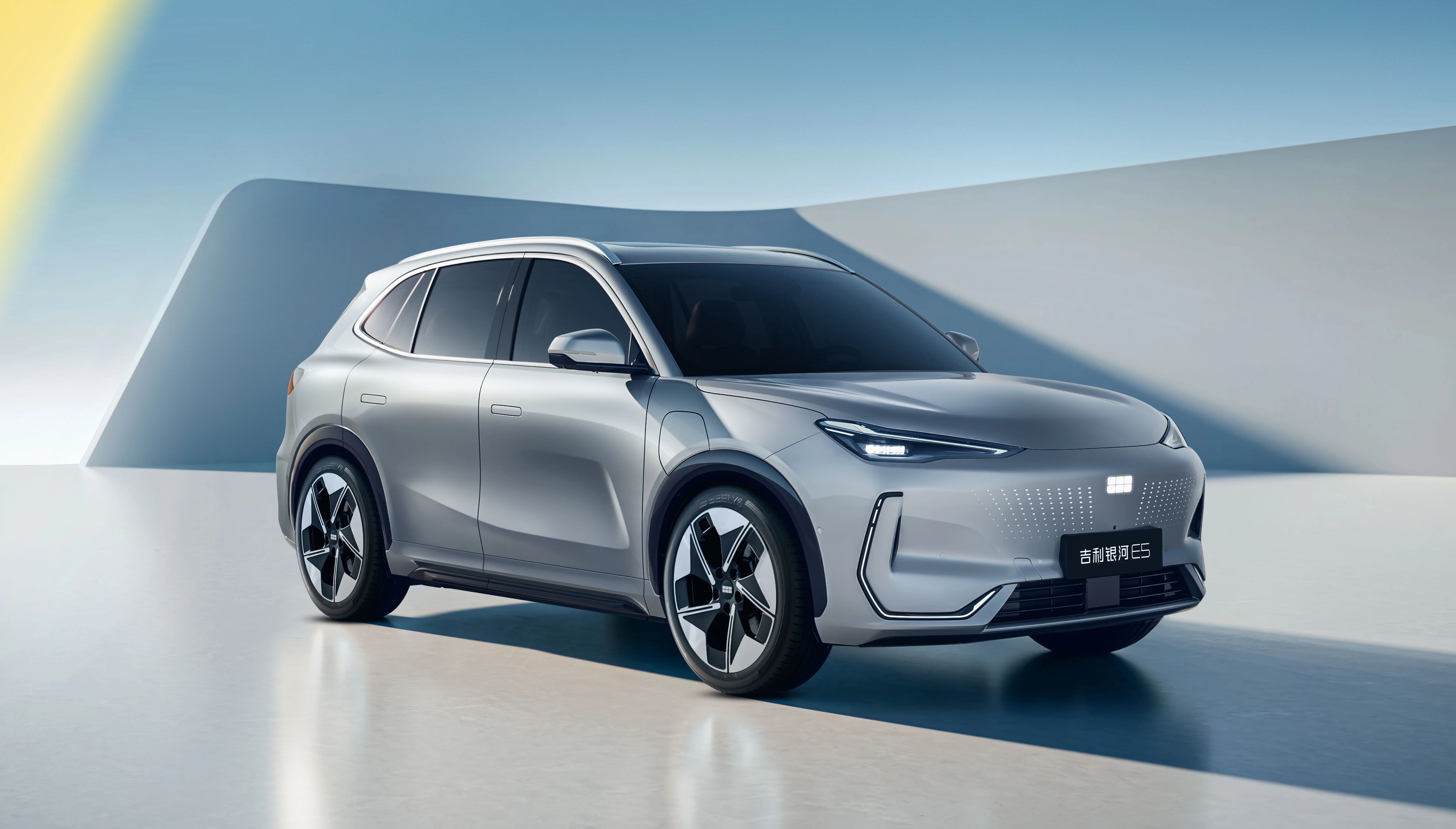 全系新增续航、驾控升级 2026款吉利银河E5加量不加价