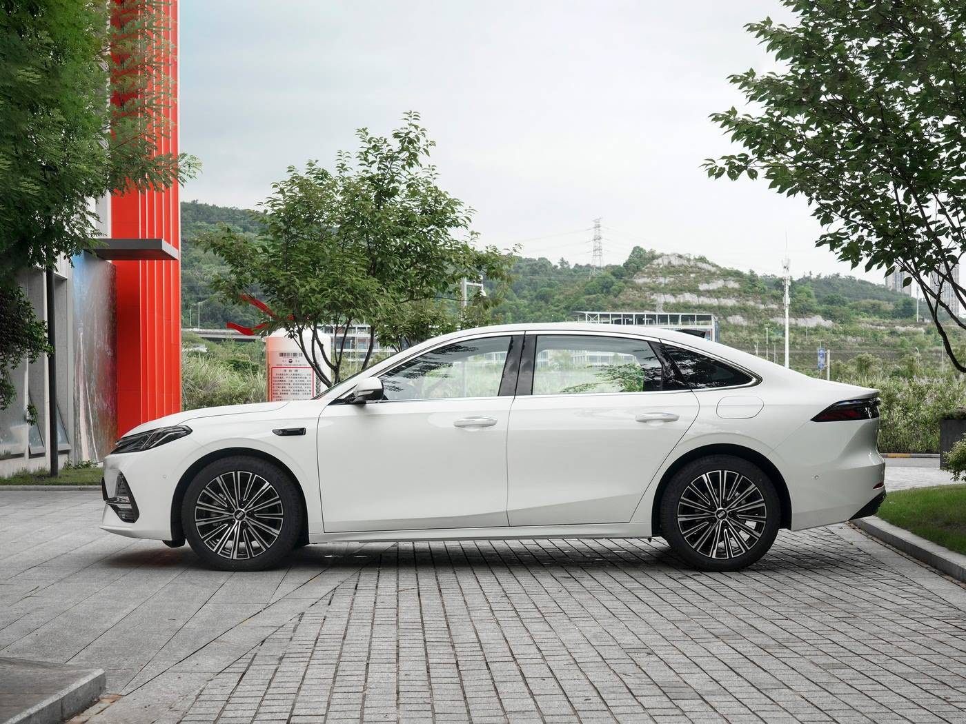 综合续航2100km+ 吉利银河A7限时售价8.18万起