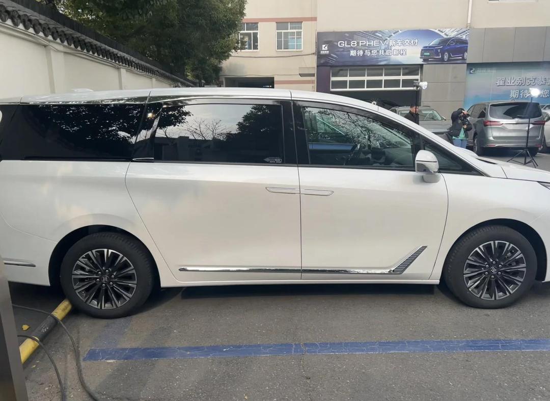 全新GL8陆尊开启预售 1000元定金抵5000元购车金