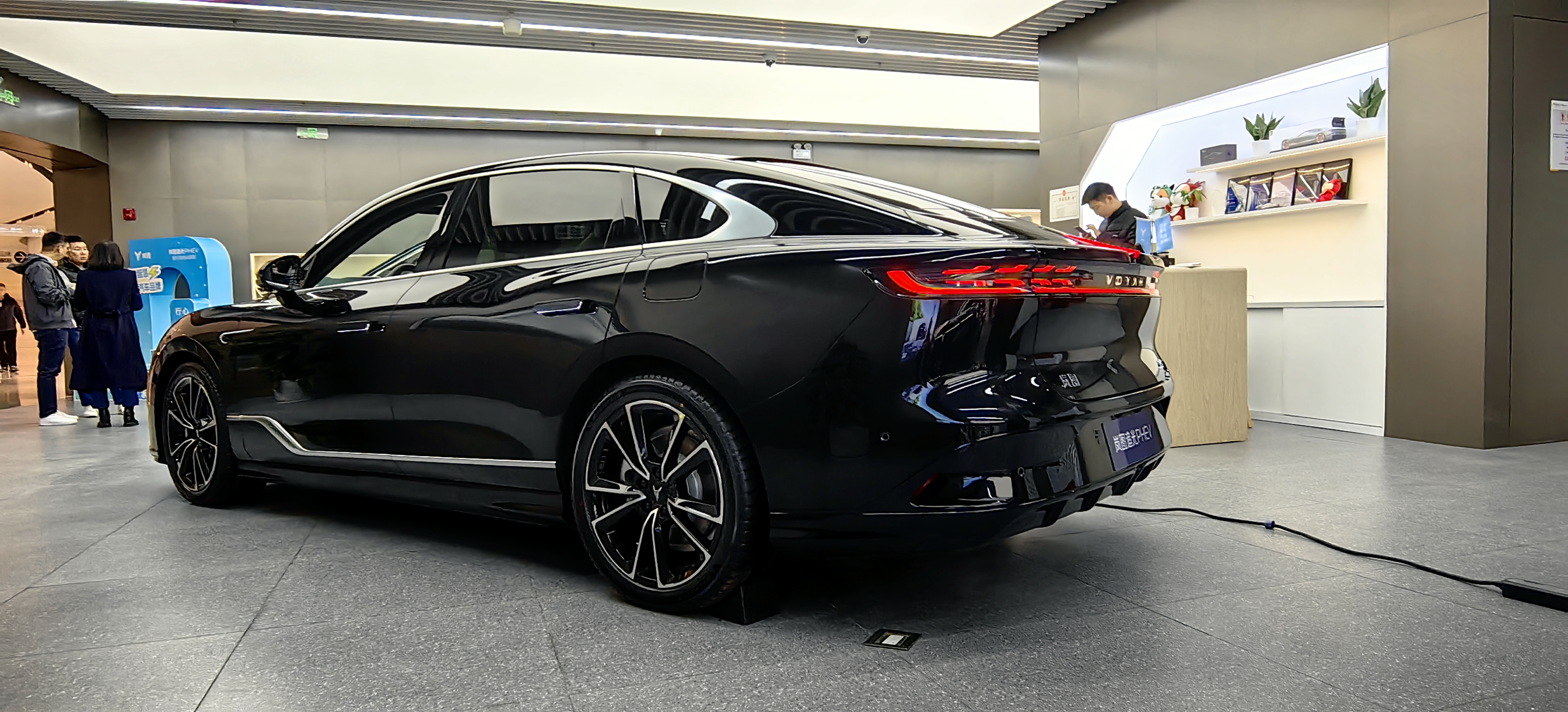 岚图追光L曝光/纯电续航410公里 全球混动轿车之最