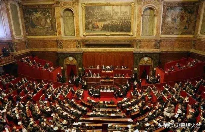 特朗普车队经过 马克龙被拦下！当场给特朗普打电话“吐槽”