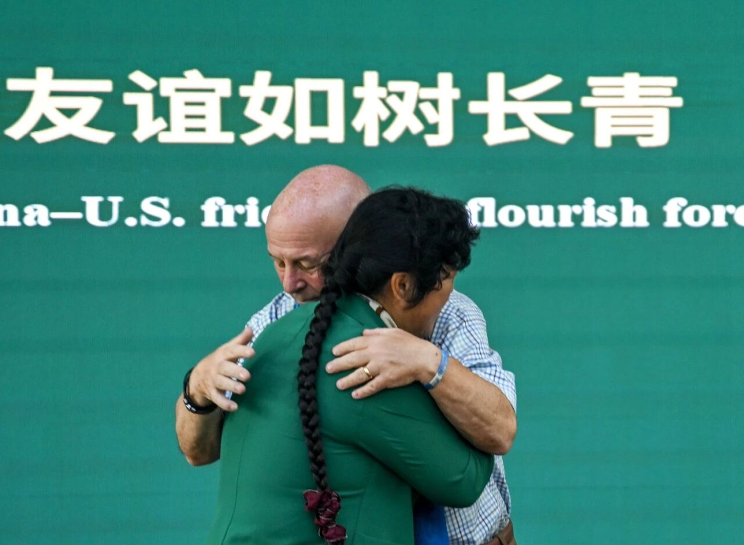 “赛考斯”与殷玉珍重逢：时隔26年的拥抱