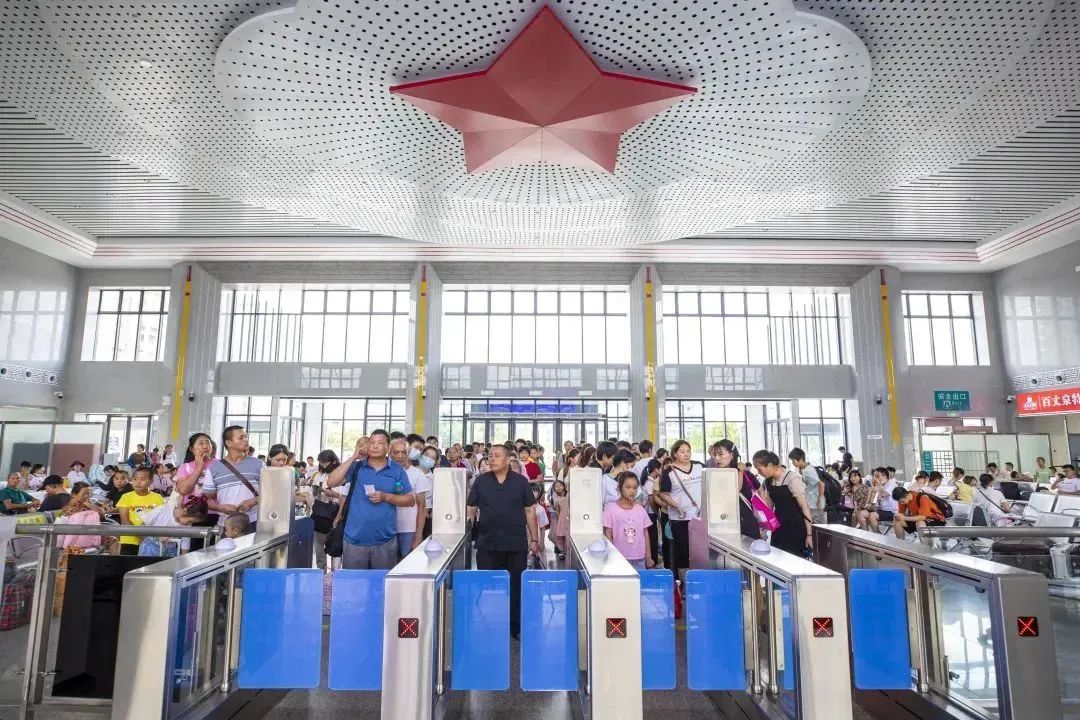 暑运收官 拱北口岸暑期迎客近2200万人次